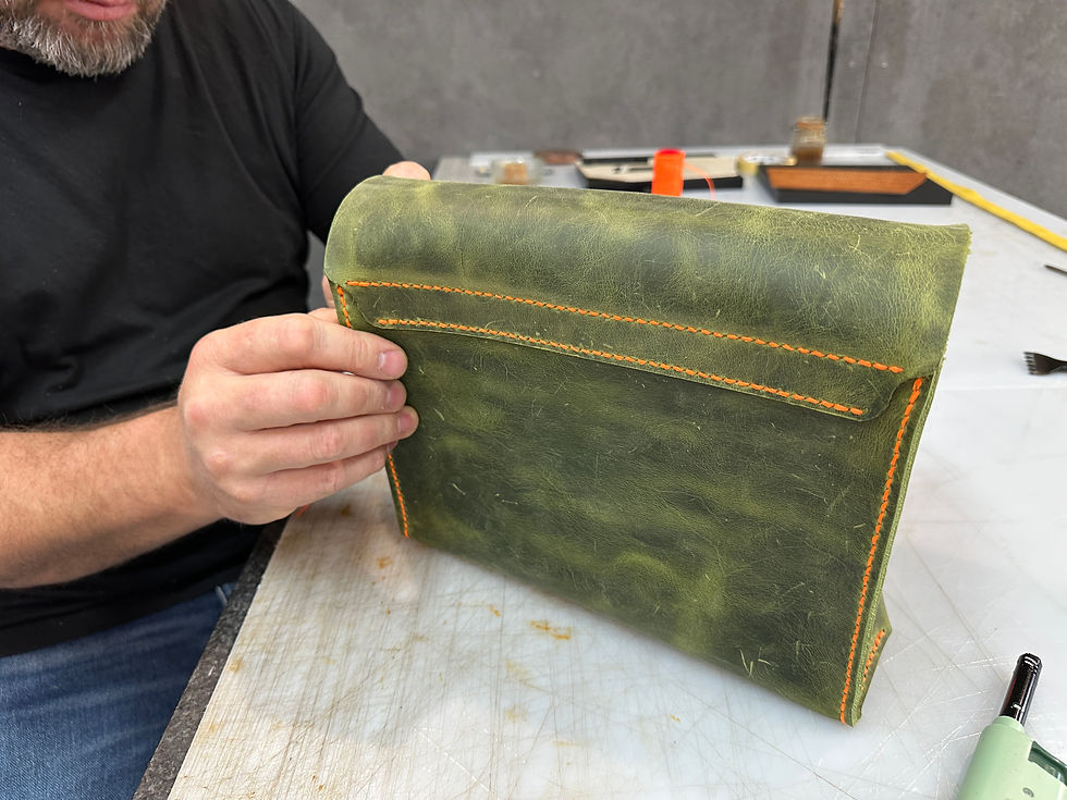 Deelnemer handnaait een leren tas tijdens de workshop lederbewerking.-2.JPG