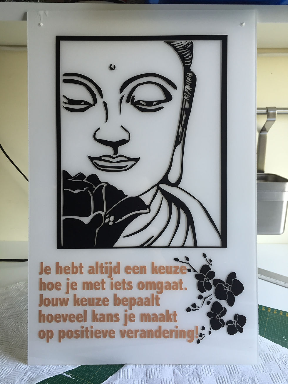 uithangbord gepersonaliseerd met vinyl, gesneden met een snijplotter