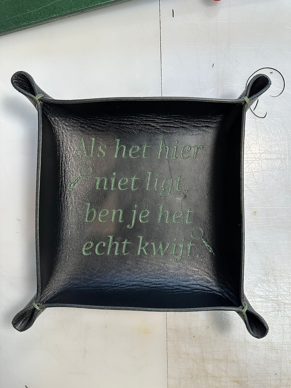 Kadootje gemaakt uit zwart tuigleer. gelaserd en daarna ingekleurd met acrylverf.JPG