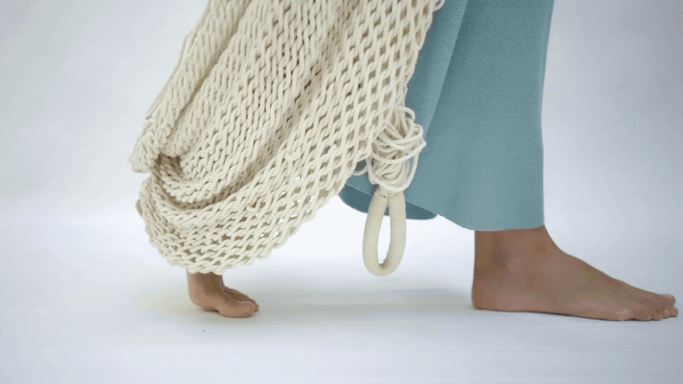 Um tablet com o logo e imagem de curvas fluídas nas cores da Briquet co