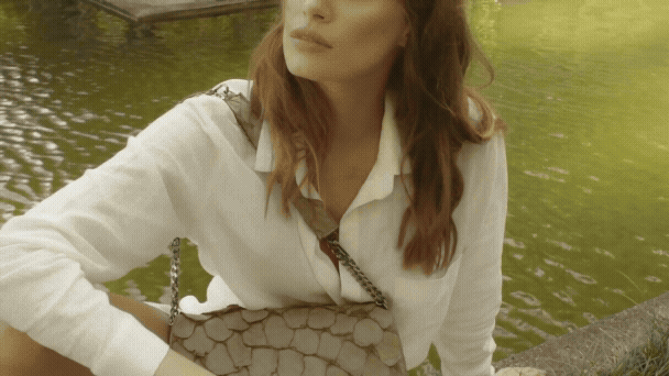 Um tablet com o logo e imagem de curvas fluídas nas cores da Briquet co