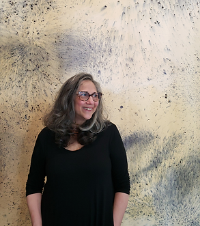 Débora Andrade em frente à obra Sopro / Artista Juliana dos Santos / 36a Bienal de São Paulo