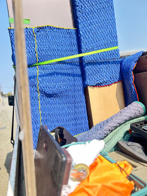 荷物を載せたトラックの荷台