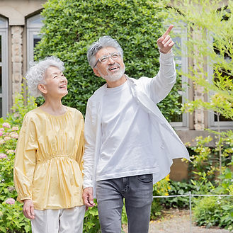 庭でくつろぐ初老の夫婦