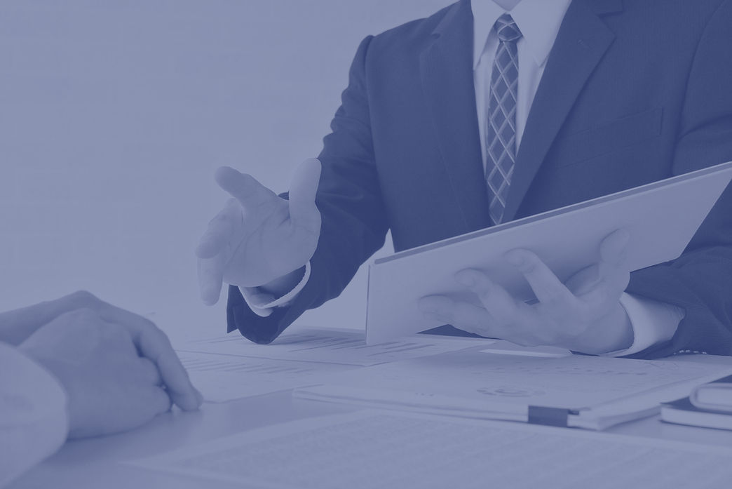 説明するビジネスマン