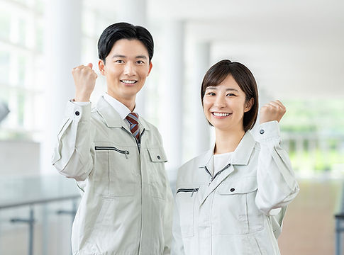 作業服の男女スタッフ