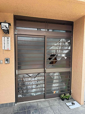 硝子の割れた引き戸