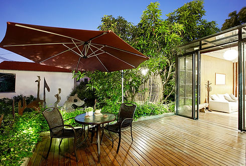 ライトアップされたウッドデッキ