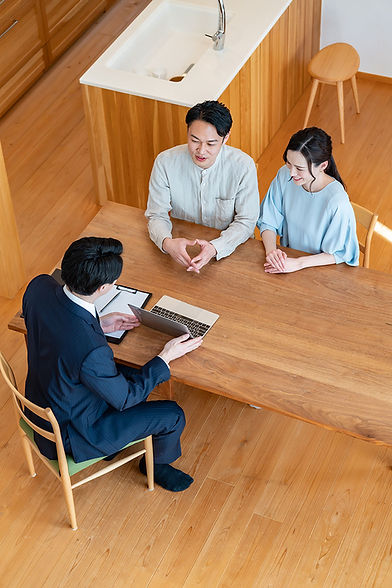 弁護士に相談する夫婦