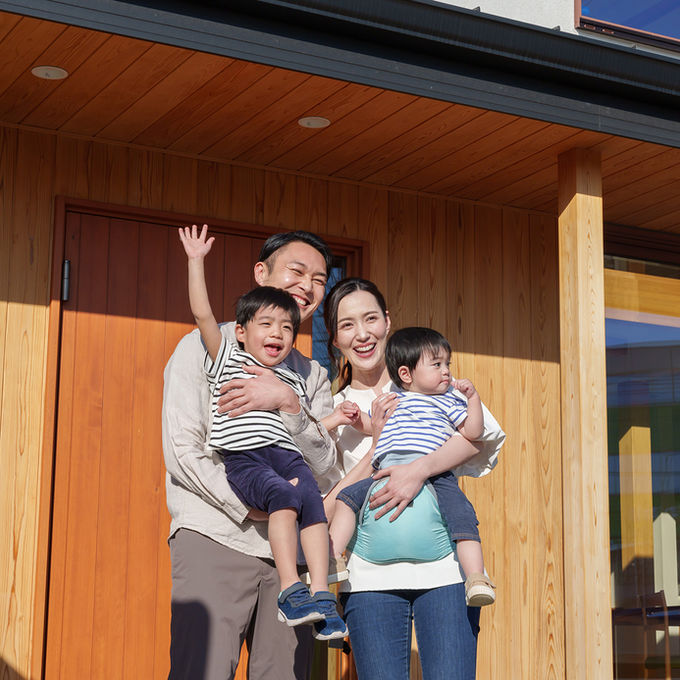 玄関前のファミリー