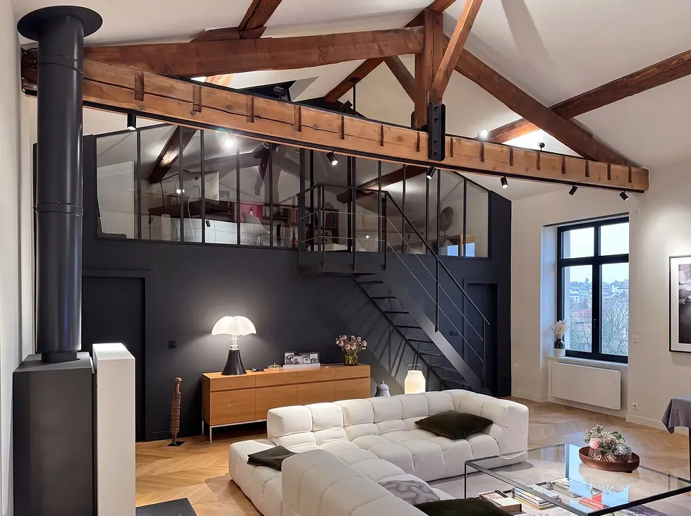 Escalier metallique et mezzanine verriere dans un loft contemporain sous charpente apparente a Lyon Croix-Rousse