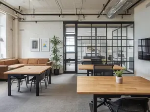 Architecture intérieure d’un espace professionnel avec bureaux ouverts, verrière, mobilier bois et zone d’accueil