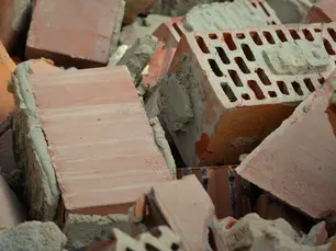 Gravats de chantier avec briques cassées et mortier, déchets de construction après démolition ou rénovation d’un bâtiment.