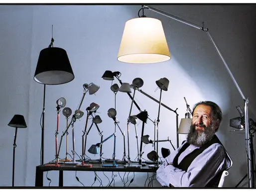 lampes posées sur une table et Michele De Lucchi