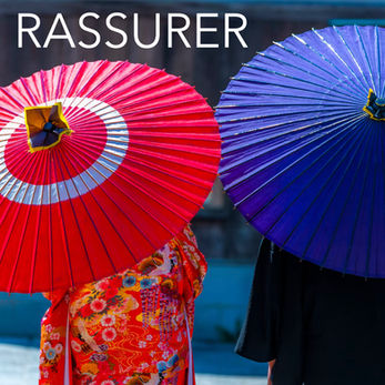 Deux personnes avec un parapluie japonais se promenant