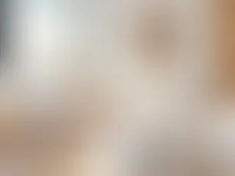 Aménagement d’un petit appartement avec mobilier sur mesure en bois, bureau intégré et optimisation de l’espace.