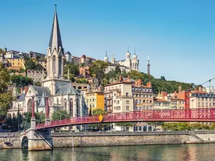 Vue de Lyon avec passerelle Saint-Georges, Saône et basilique de Fourvière sur la colline.