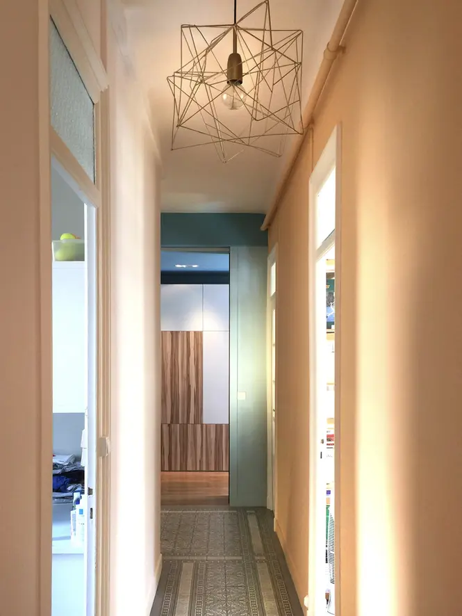 Couloir rénové avec mobilier intégré sur mesure, perspective architecturale et rénovation intérieure contemporaine