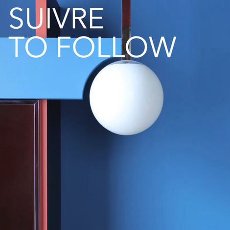 Suivre les travaux en architecture intérieure consiste à superviser la réalisation du projet pour s’assurer qu’il respecte les plans, les matériaux, les délais et le budget définis. L’architecte intérieur contrôle la qualité de l’exécution, coordonne les artisans et intervient pour résoudre les imprévus ou ajuster les détails. Cette étape permet de vérifier la conformité technique, la cohérence esthétique et le respect des attentes du client à chaque phase du chantier. Suivre les travaux implique également de communiquer régulièrement avec toutes les parties prenantes, de documenter l’avancement et de prendre des décisions rapides pour éviter les retards ou erreurs. Cette démarche garantit que le projet passe de la conception à la réalisation sans compromis, transformant les idées et plans en un espace fonctionnel, harmonieux et fidèle à la vision initiale. En somme, suivre les travaux est essentiel pour assurer la qualité, la sécurité et la réussite globale d’un projet d’architecture intérieure.