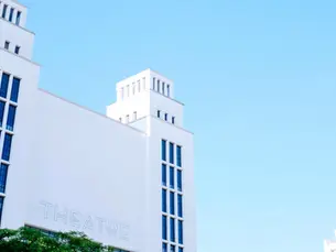 Architecture Art déco des Gratte-Ciel de Villeurbanne avec façades blanches et lignes verticales.