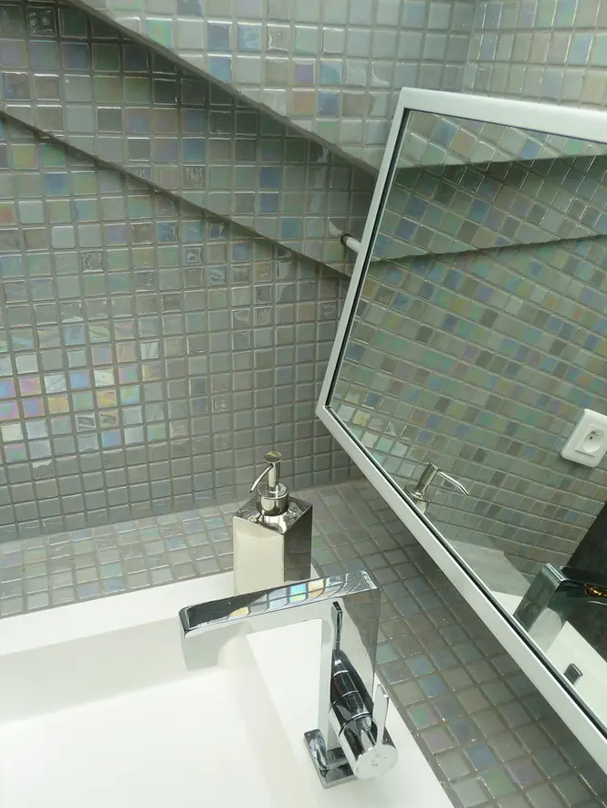 Salle de bain sous combles avec mosaique irisee vasque design et amenagement interieur contemporain sur mesure