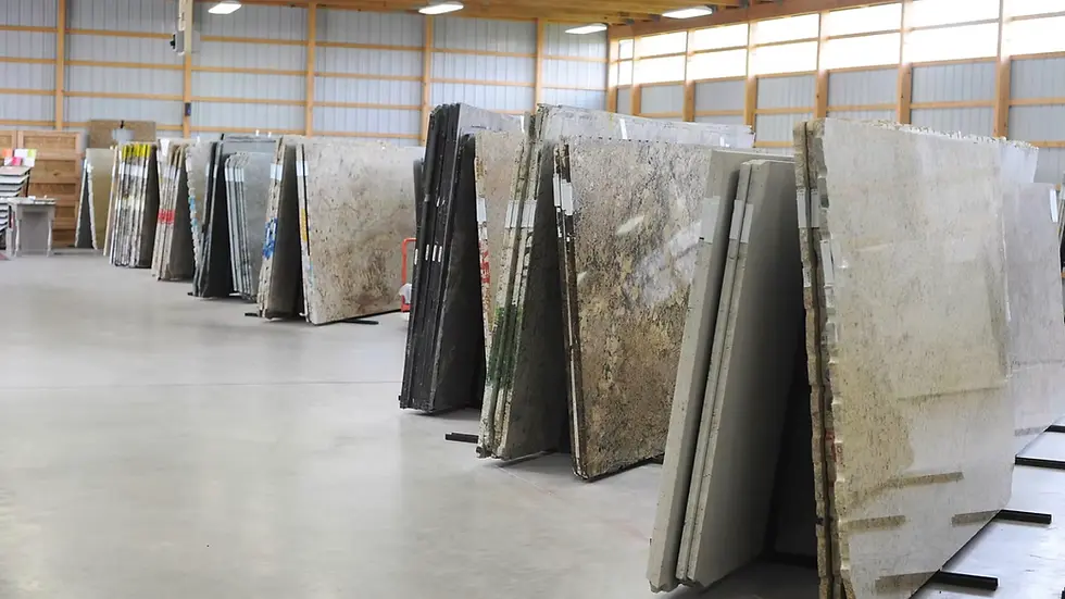 Sélection de dalles en pierre naturelle dans un showroom pour un projet d’architecture intérieure.