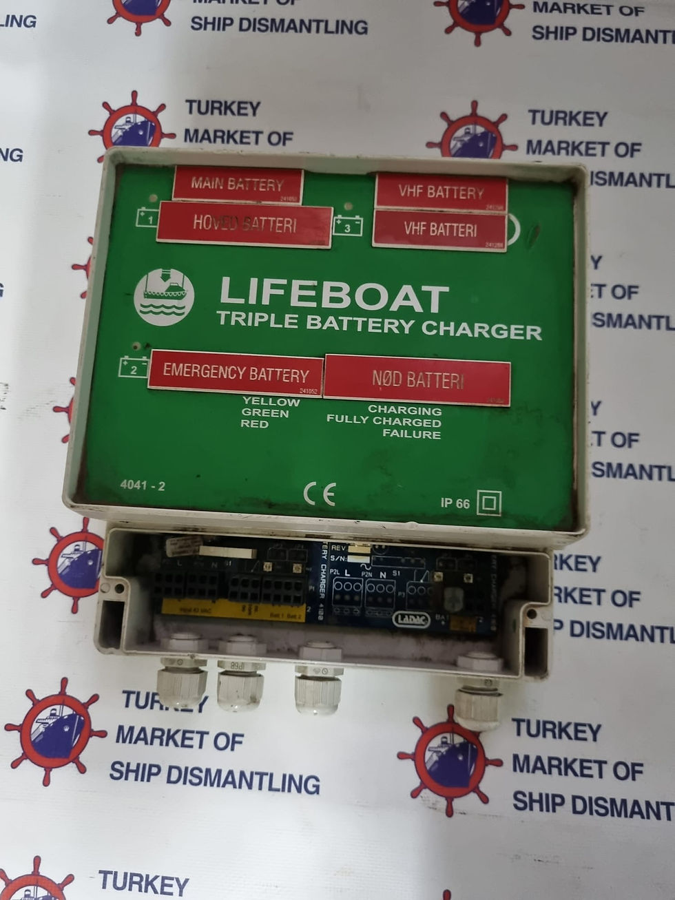 DEFA Triple Lifeboat Charger 4041LBTRI42, 3x12VDC 5A, (3 X 5A) 42VAC