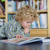 Blonde garçon lisant
