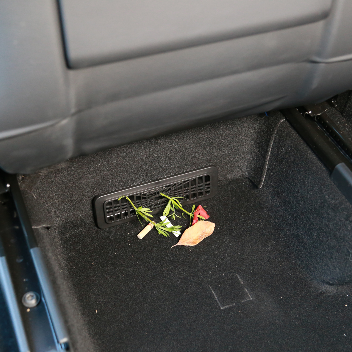 Tesla Model Y Juniper Makyajlı Kasa Koltuk Altı Klima Kanalı Izgaralı Koruma Kapağı - Red Lion Parts