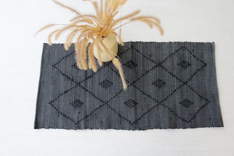 Tappeto nero scendiletto intrecciato a mano