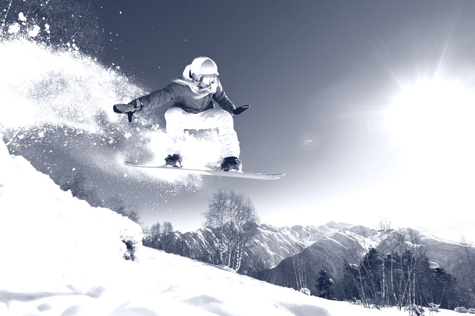 Snowboarderin fährt den Hang runter