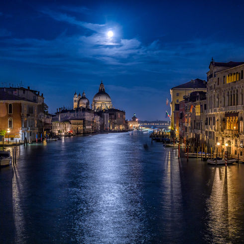 Moon night over Grand canal in Venic.jpg