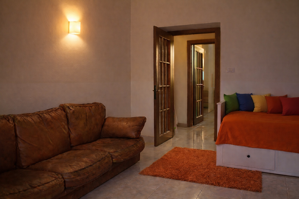 Soggiorno accogliente con letto e divano