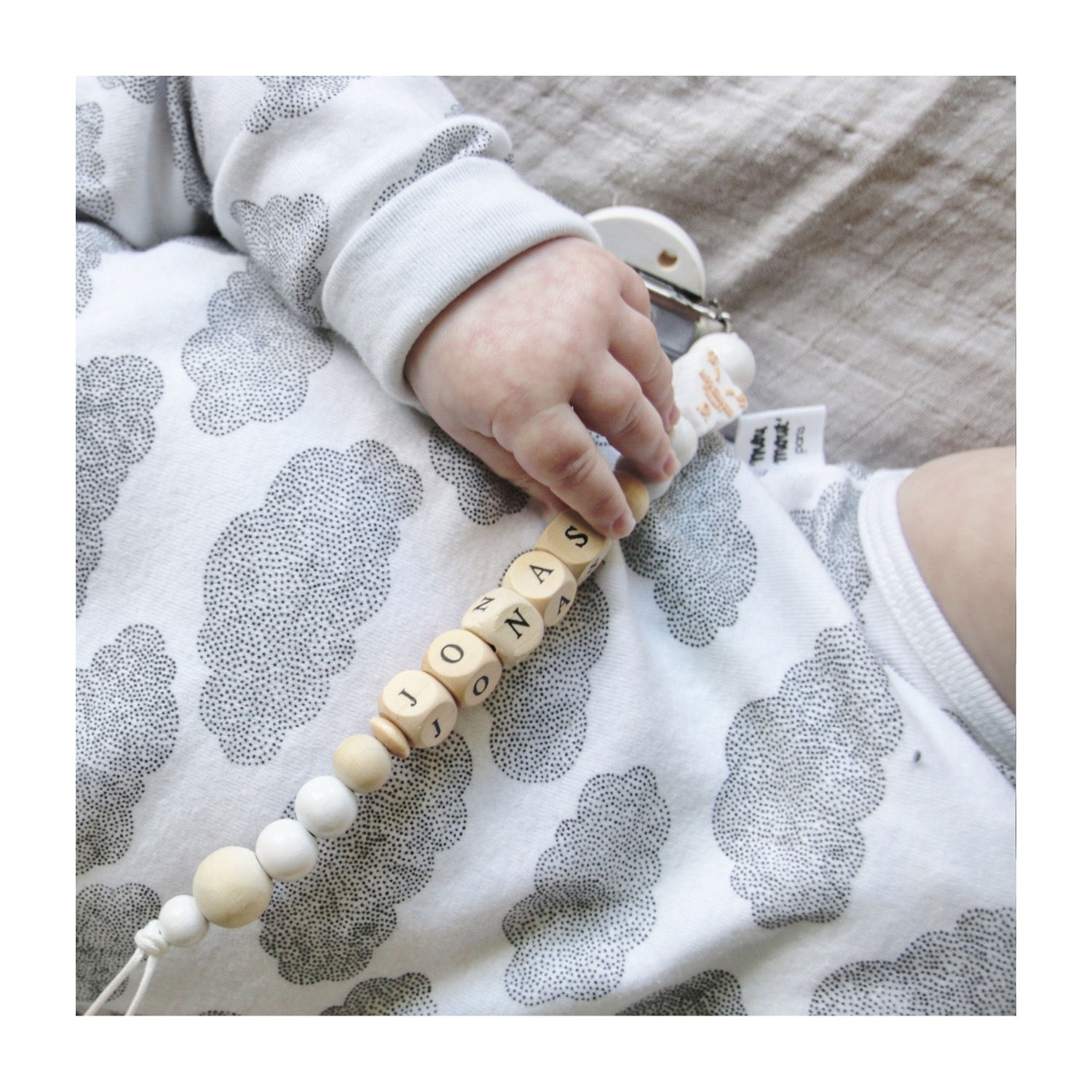 ATTACHE TÉTINE "HIPSTERCAKE"