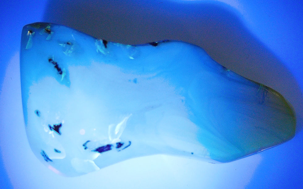 Thumbnail: Mexican AAA green amber under UV light