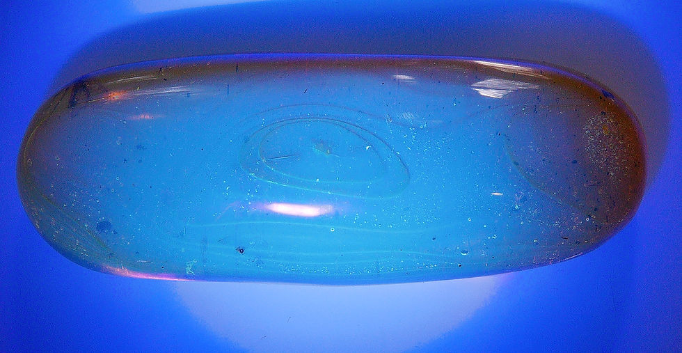 Thumbnail: Burmese amber with spider inclusion under UV light