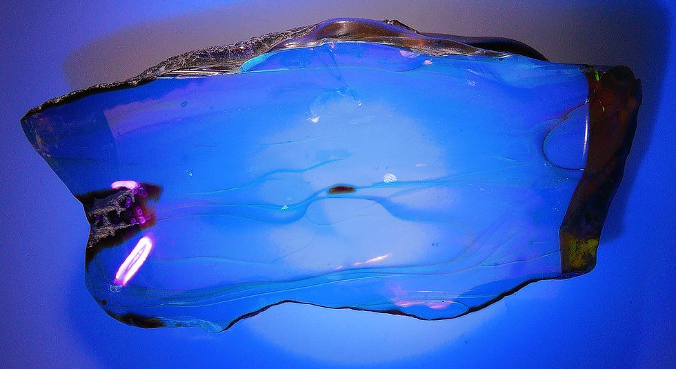 Thumbnail: Burmese amber with slab thermite inclusion under UV light