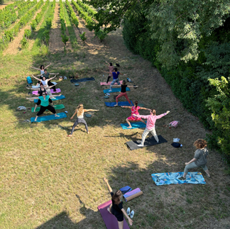 groupe d'individus pratiquant le yoga en entreprise