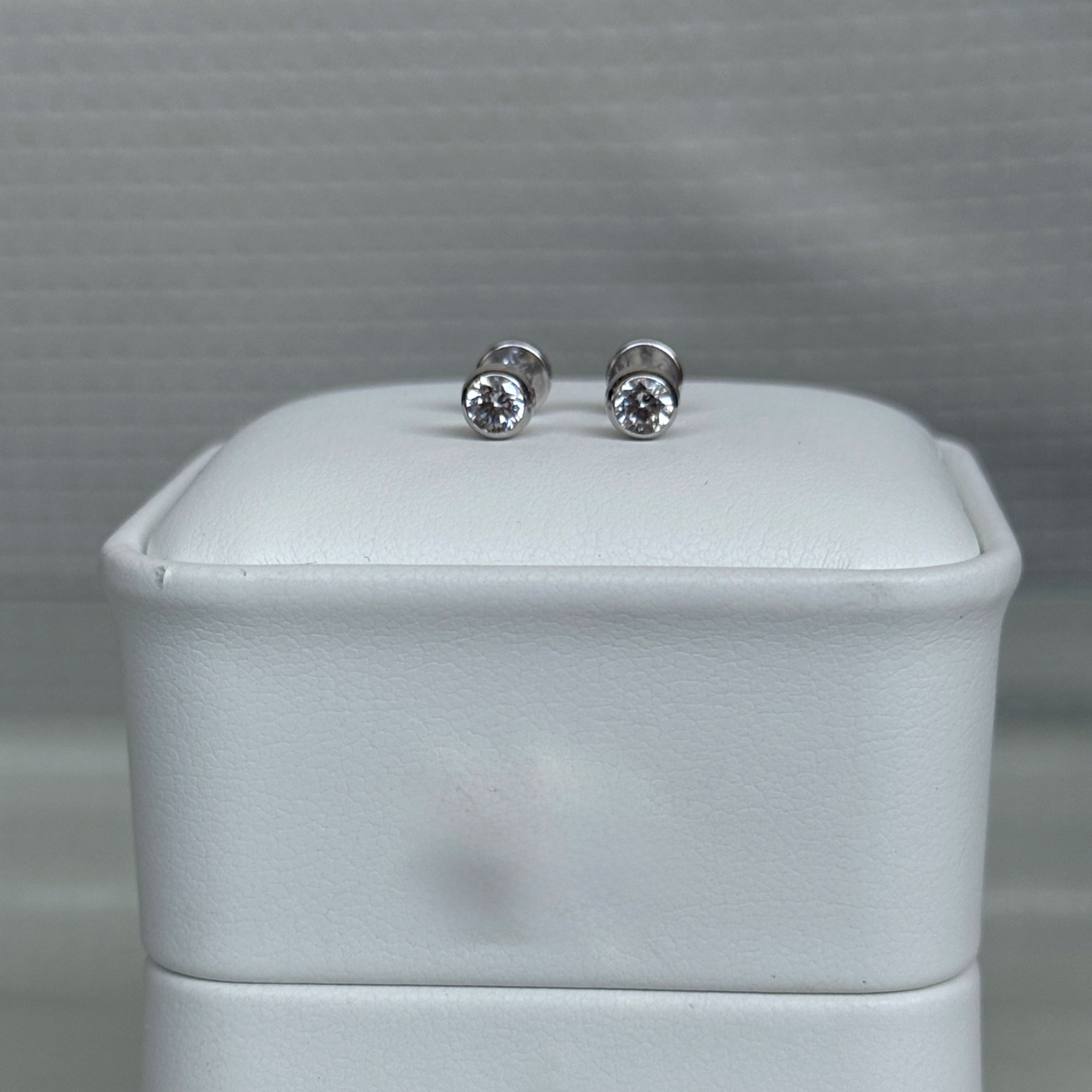 Aros abridor punto de luz circón oro blanco