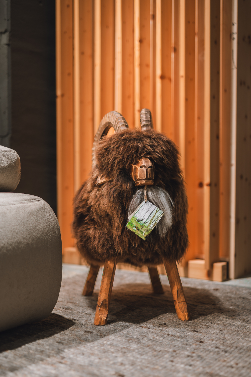 Schafhocker Steinbock alpines Interiordesign