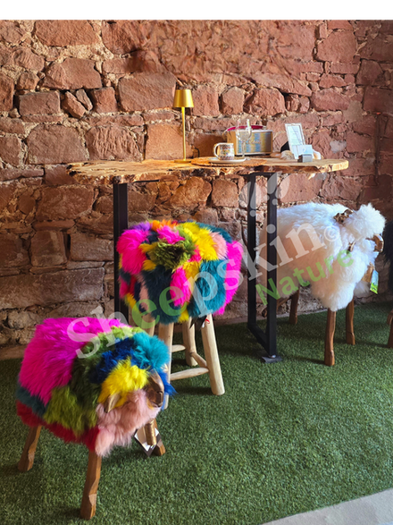 110-100 Schaf Hocker Madl Vegas Mix; 110-700 Sheepskin Hocker rund; 110-101 Schaf Hocker Bua