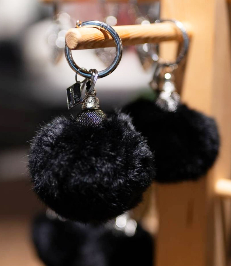 Schlüsselanhänger Schwarzer Pommel auf Holzständer_edited.jpg