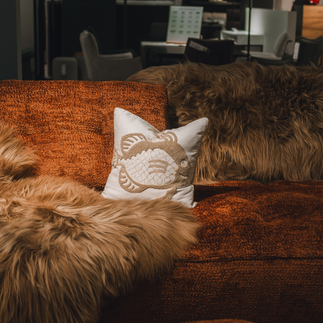 Rötliches Naturfell liegt auf moderner Couch