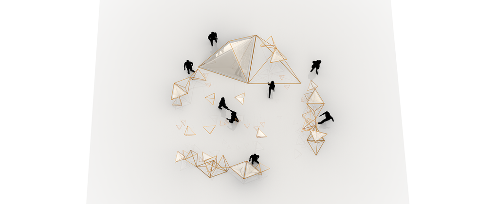 Omega - Her Time: Draufsicht auf eine Entwurfsinstallation aus goldfarbenen Dreiecksrahmen und verteilten Präsentationsstationen.