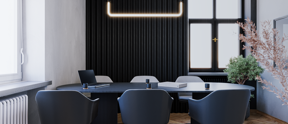 Meetingraum mit schwarzem Konferenztisch und Akustikdecke in einem modernisierten Büro im Berliner Stalinbau