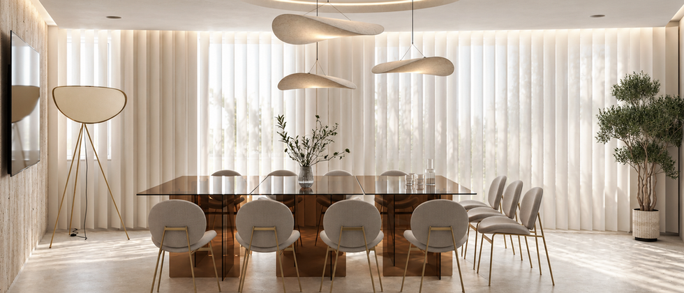 Innenarchitektur eines Besprechungsraums: großer Holztisch, gepolsterte Stühle, skulpturale Pendelleuchten und raumhohe Vorhänge.