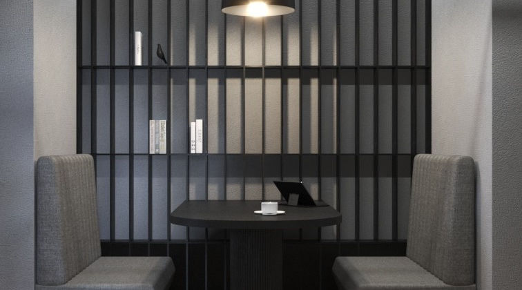 Büro In Stalinbauten Berlin: Besprechungsnische mit gepolsterten Bänken, Pendelleuchte und schwarzem Metallregal.