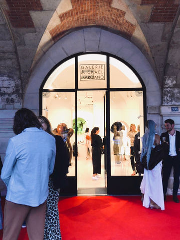 Entrance to an art gallery showing an exhibition of sculptures by the artist Mariela Garibay.