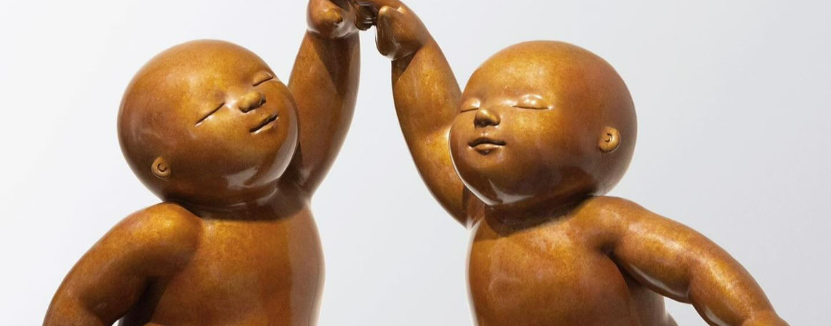 Escultura en bronce titulada "Ritmo" de Mariela Garibay representando dos niños bailando.