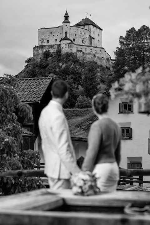 Die Kulisse des Schloss Tarasp im Engadin.